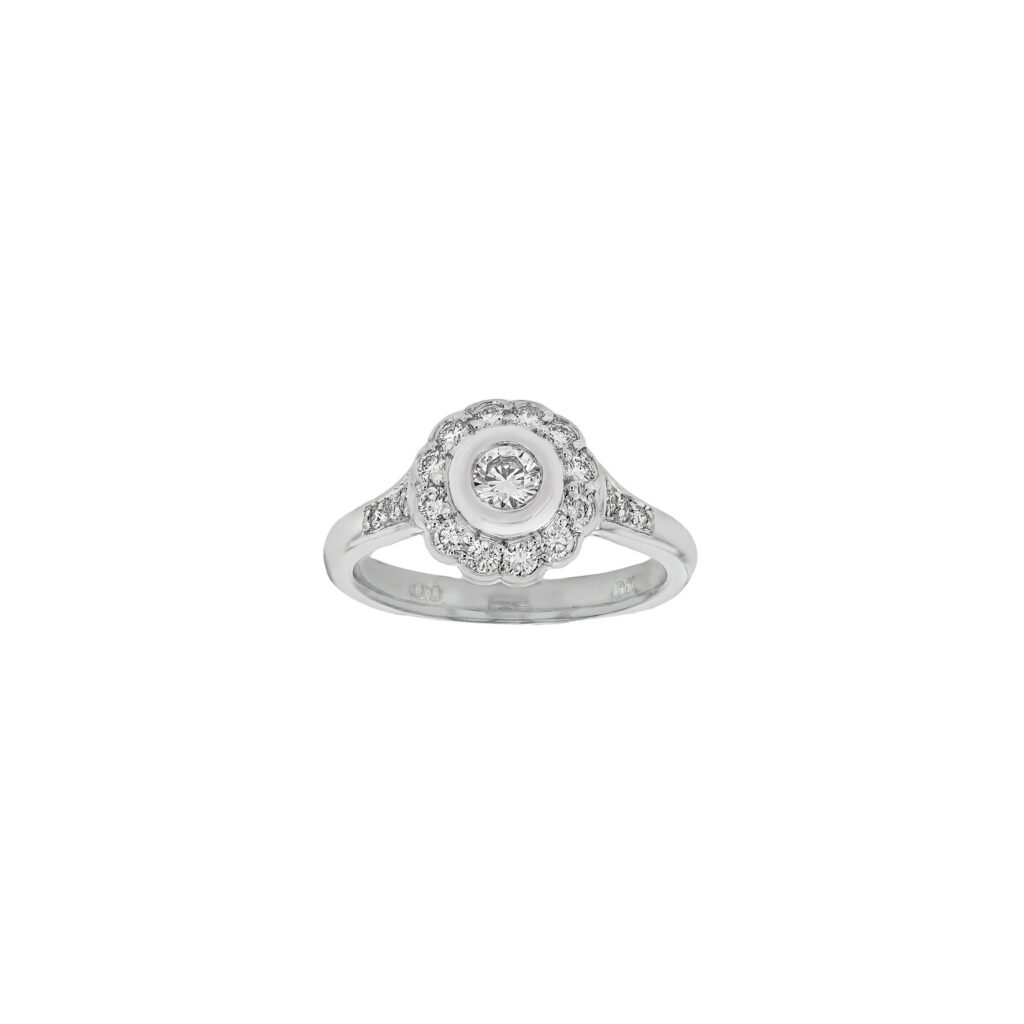 18K Scolloped Edge Ring with Centre Diamond=.20ct and sides=.38ct